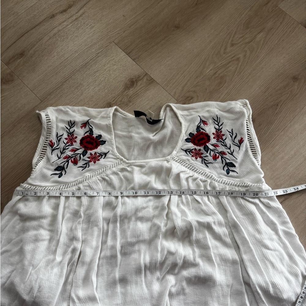 Source Unknown White Blouse with Red Floral Embroidery - Picture 3 of 6